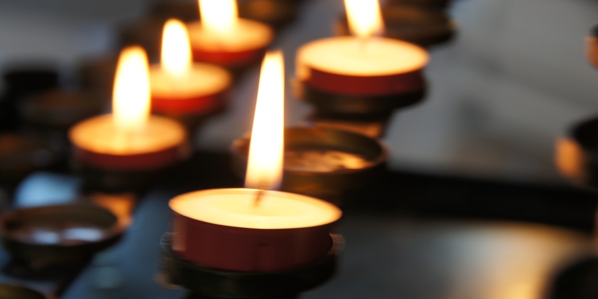 Kerze und Erinnerungsschmuck als Gedenken